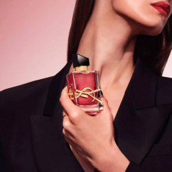 عطر ليبر بيري كرش أو دو بارفيوم النسائي من إيف سان لوران  90مل YSL Libre Berry Crush Eau de Parfum
